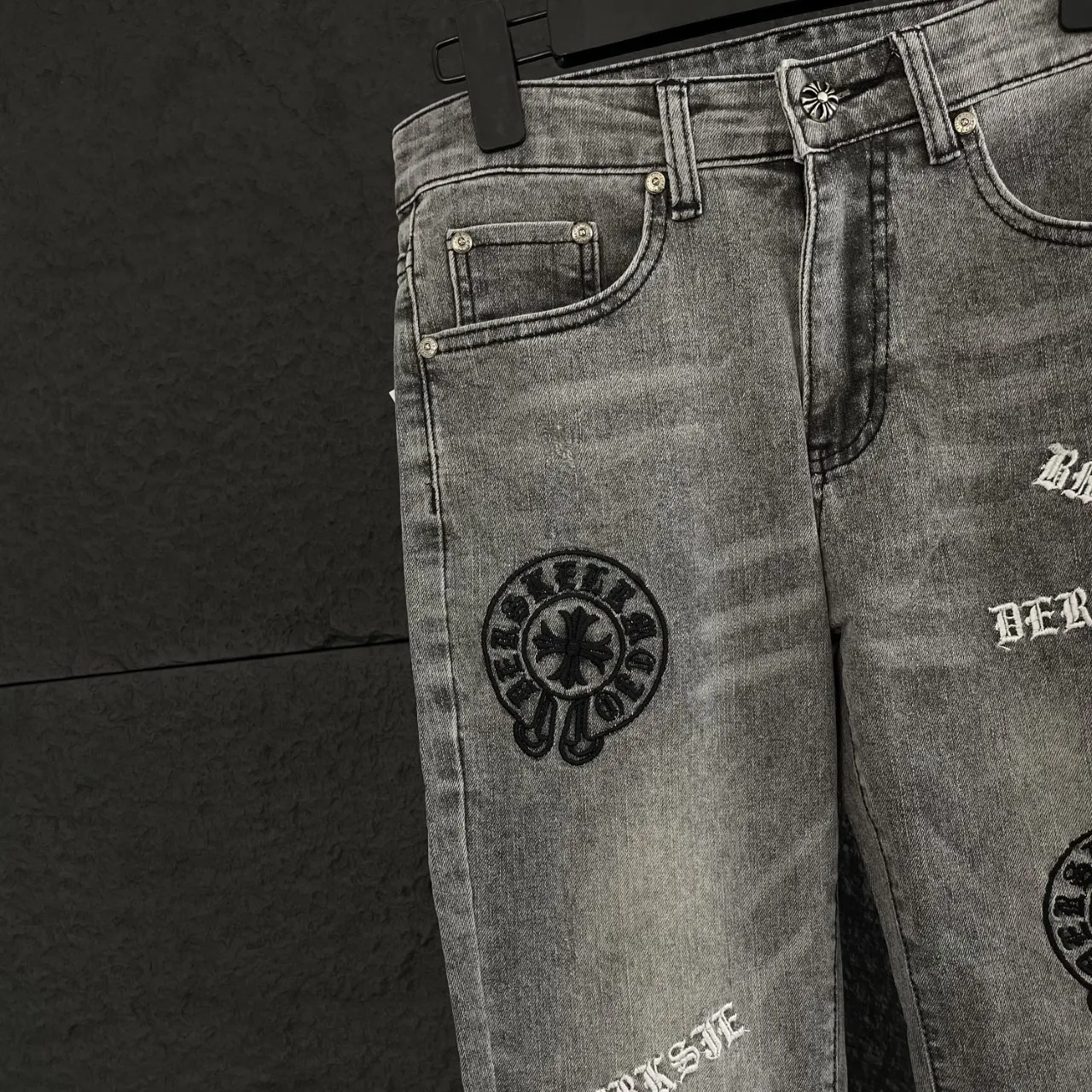 🅿️250 Crow Heart Original Pants Style No.: X037 🔥New! Chrome Hearts foreign trade order high street slim jeans, the must-have pants for fashionistas are here!  This pair of pants can be said to be both good-looking and high-quality in the Croxin series. The heavy-duty washing process is used to give the fabric a unique texture. The upper body is straight and stylish, showing high-end taste. The three-dimensional cutting fits the curves of the human body, perfectly outlines the figure, is fashionable and slim-fitting.  Made of thick beaded canvas fabric, it is soft and skin-friendly after washing and has excellent breathability. The hardware is customized according to the original ZP version, and the unique small leather label on the back waist is unique in design, simple but with hidden details everywhere. Exquisite workmanship, neat and fine wiring, showing high-end quality, widening the gap with ordinary market versions.  Genderless design, both men and women can easily control it, and easily grasp the genderless trend.  ⚪Color: High-end gray, low-key yet individual 📏Size: 28-36 (corresponding to S-XXL)